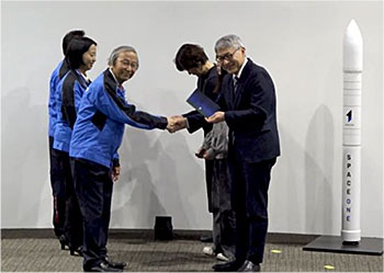 木村様・応援団長西様・宮﨑県知事にお渡し